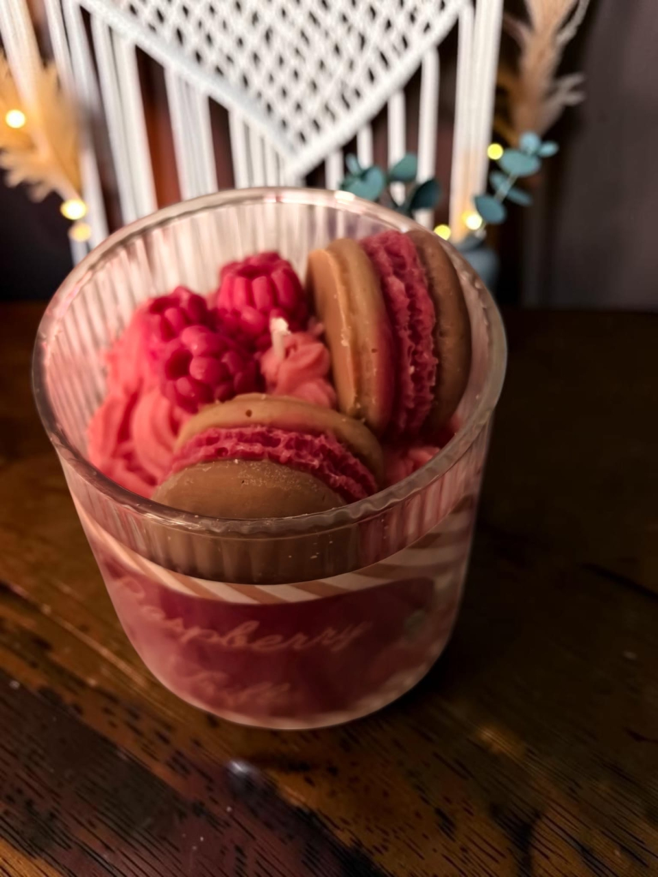 Lumânare artizanală stratificată în pahar de sticlă, design Raspberry Trifle cu ceară roșie și maro, decorată la suprafață cu zmeură și macarons din ceară. [2]
