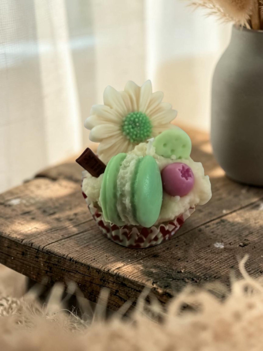 Colecție de lumânări artizanale din ceară de soia în formă de cupcake-uri, decorate cu margarete mari, macarons colorate și fructe de pădure, parfumate cu aromă de cookies. [5]