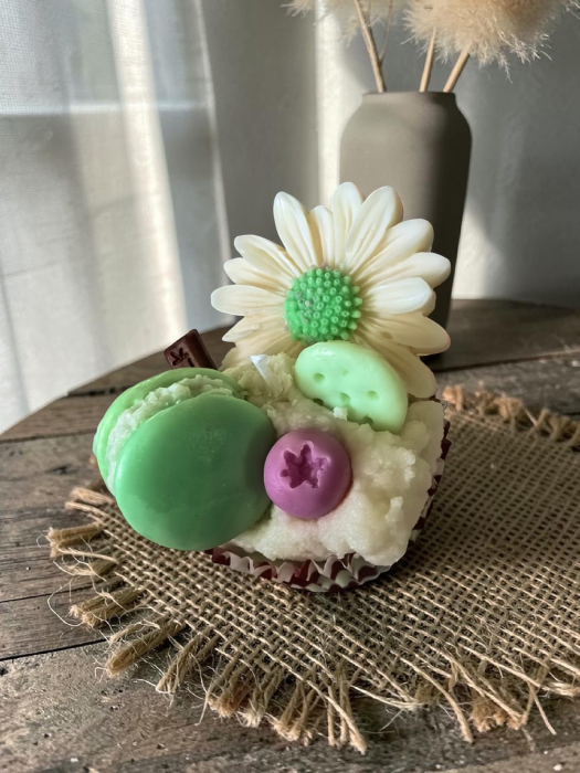 Colecție de lumânări artizanale din ceară de soia în formă de cupcake-uri, decorate cu margarete mari, macarons colorate și fructe de pădure, parfumate cu aromă de cookies. [3]