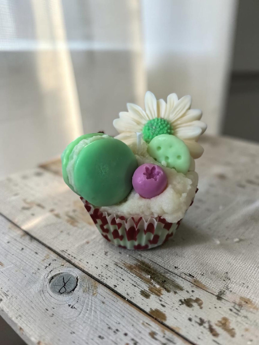 Colecție de lumânări artizanale din ceară de soia în formă de cupcake-uri, decorate cu margarete mari, macarons colorate și fructe de pădure, parfumate cu aromă de cookies. [4]