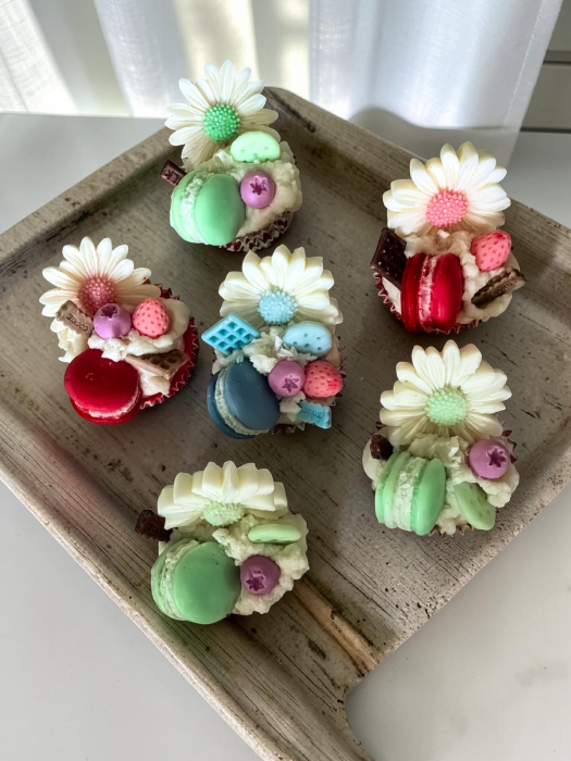 Colecție de lumânări artizanale din ceară de soia în formă de cupcake-uri, decorate cu margarete mari, macarons colorate și fructe de pădure, parfumate cu aromă de cookies. [2]
