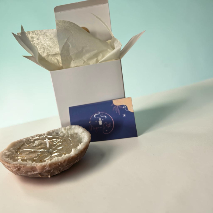 Lumânare parfumată artizanală în formă de nucă de cocos, din ceară de soia și gel transparent cu foițe aurii. [2]