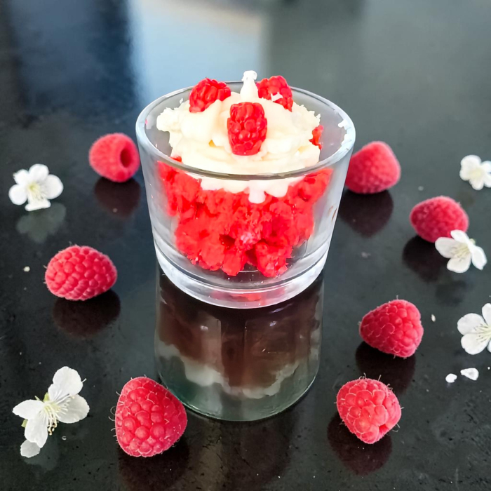 Lumanare parfumata lucrata manual sub forma de desert Red Velvet cu ceara tip frisca si zmeura [2]