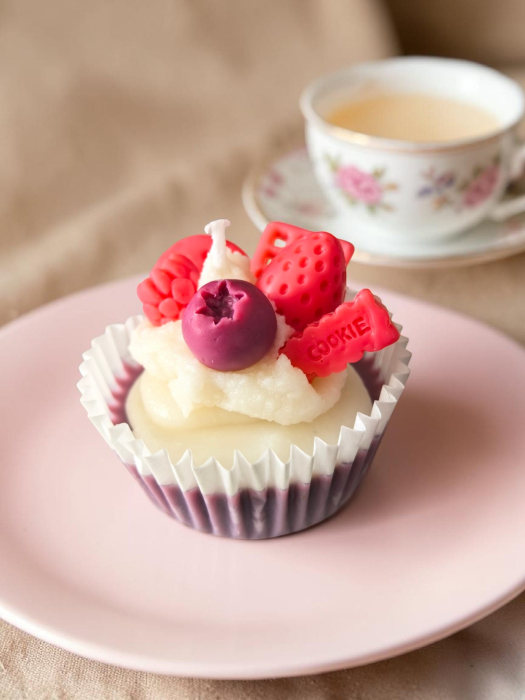 Lumânare artizanală din ceară de soia parfumată în formă de brioșă cupcake decorată cu fructe de pădure. [2]