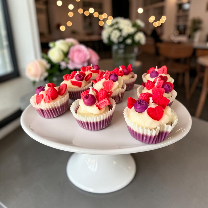 Lumânare artizanală din ceară de soia parfumată în formă de brioșă cupcake decorată cu fructe de pădure. [3]