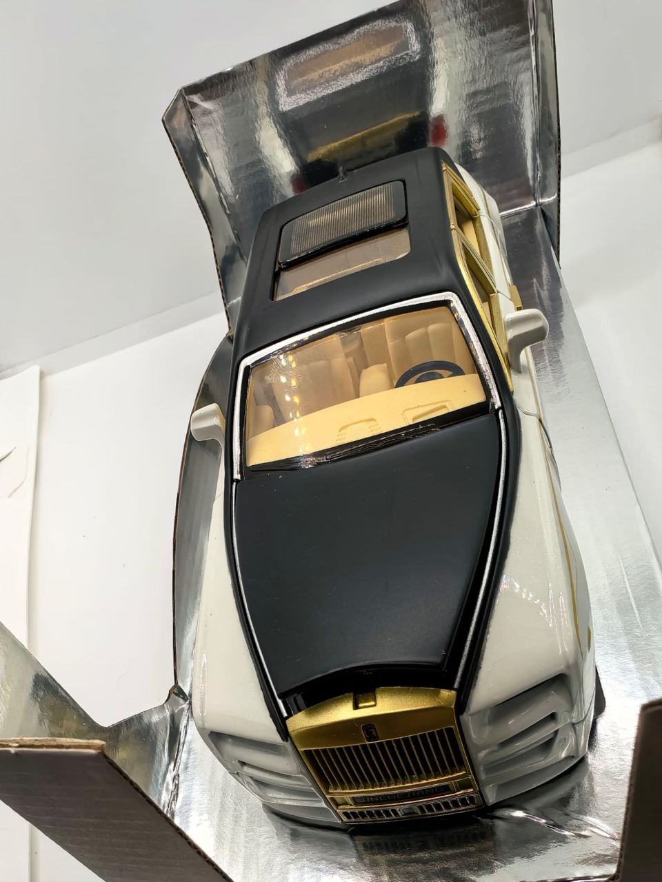 Machetă metalică de colecție Rolls-Royce Phantom culoare roz cu partea superioară argintie, capotă deschisă și jante aurii [3]
