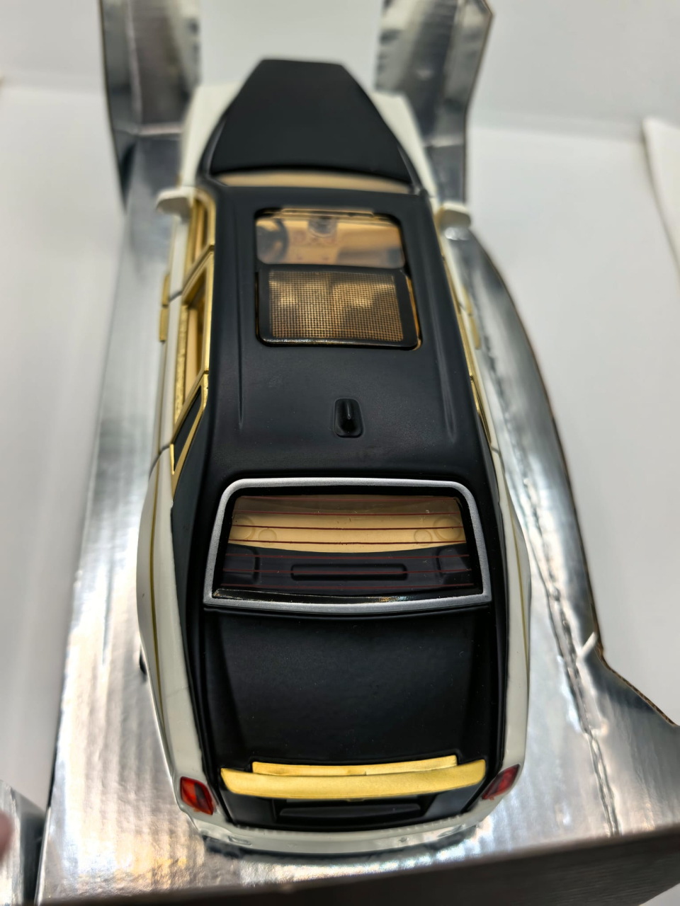 Machetă metalică de colecție Rolls-Royce Phantom culoare roz cu partea superioară argintie, capotă deschisă și jante aurii [5]