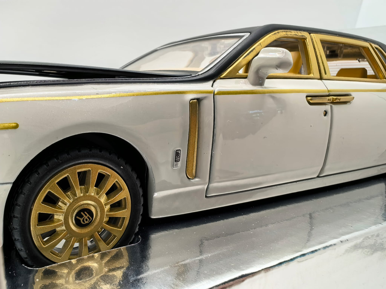 Machetă metalică de colecție Rolls-Royce Phantom culoare roz cu partea superioară argintie, capotă deschisă și jante aurii [6]