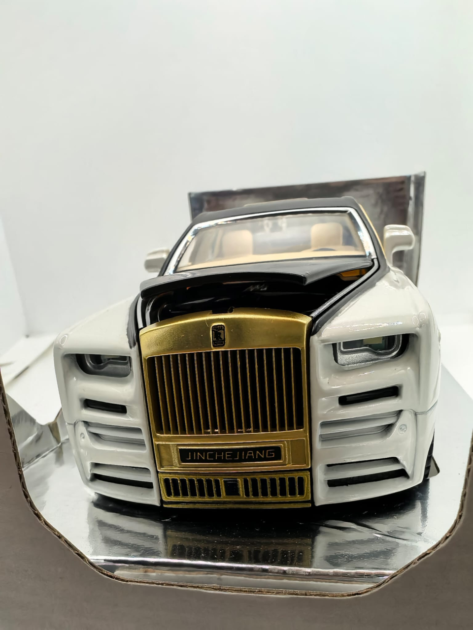 Machetă metalică de colecție Rolls-Royce Phantom culoare roz cu partea superioară argintie, capotă deschisă și jante aurii [2]