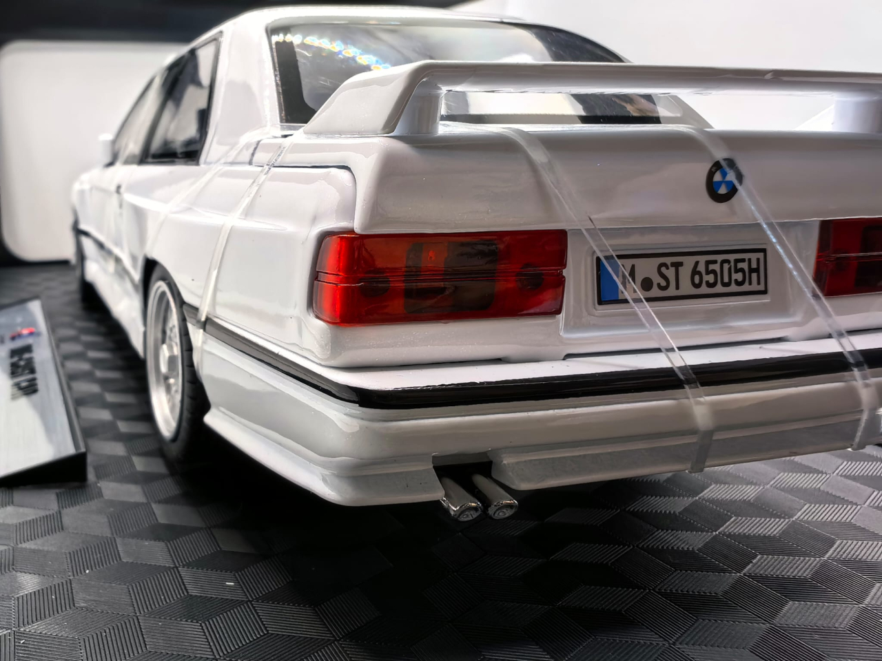 Machetă metalică de colecție BMW M3 1988 de la Che Zhi, culoare neagră, la scara 1:24, expusă într-o cutie tip vitrină cu postament. [7]