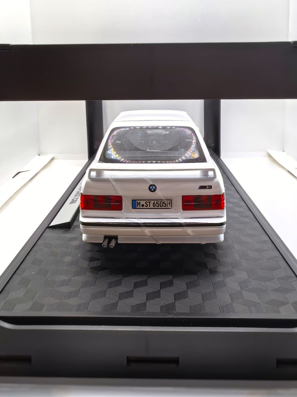 Machetă metalică de colecție BMW M3 1988 de la Che Zhi, culoare neagră, la scara 1:24, expusă într-o cutie tip vitrină cu postament. [6]
