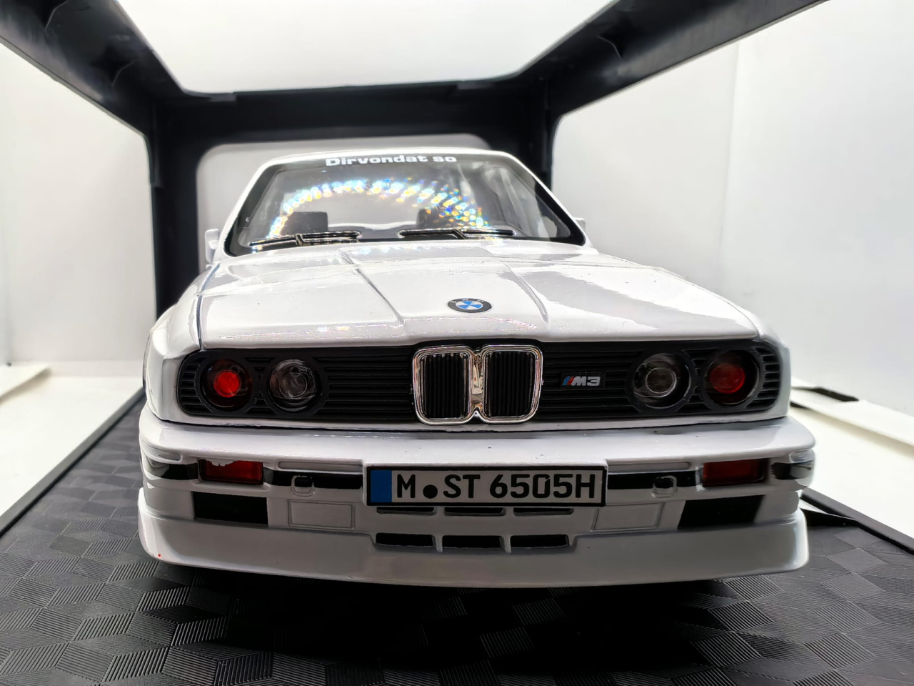 Machetă metalică de colecție BMW M3 1988 de la Che Zhi, culoare neagră, la scara 1:24, expusă într-o cutie tip vitrină cu postament. [3]