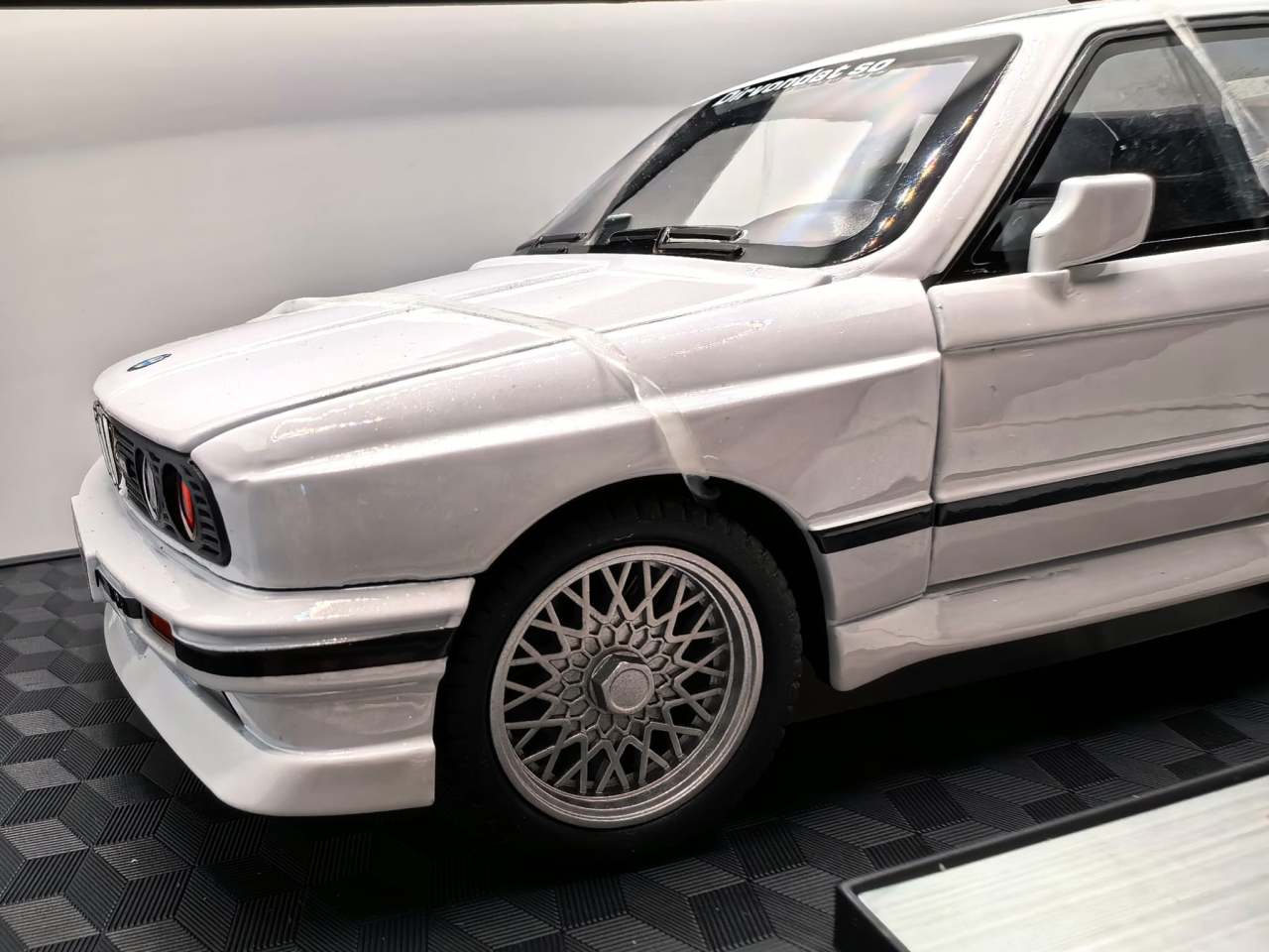 Machetă metalică de colecție BMW M3 1988 de la Che Zhi, culoare neagră, la scara 1:24, expusă într-o cutie tip vitrină cu postament. [2]