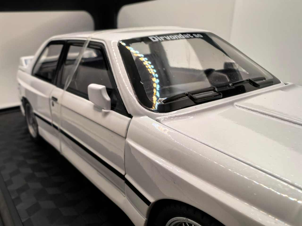 Machetă metalică de colecție BMW M3 1988 de la Che Zhi, culoare neagră, la scara 1:24, expusă într-o cutie tip vitrină cu postament. [4]
