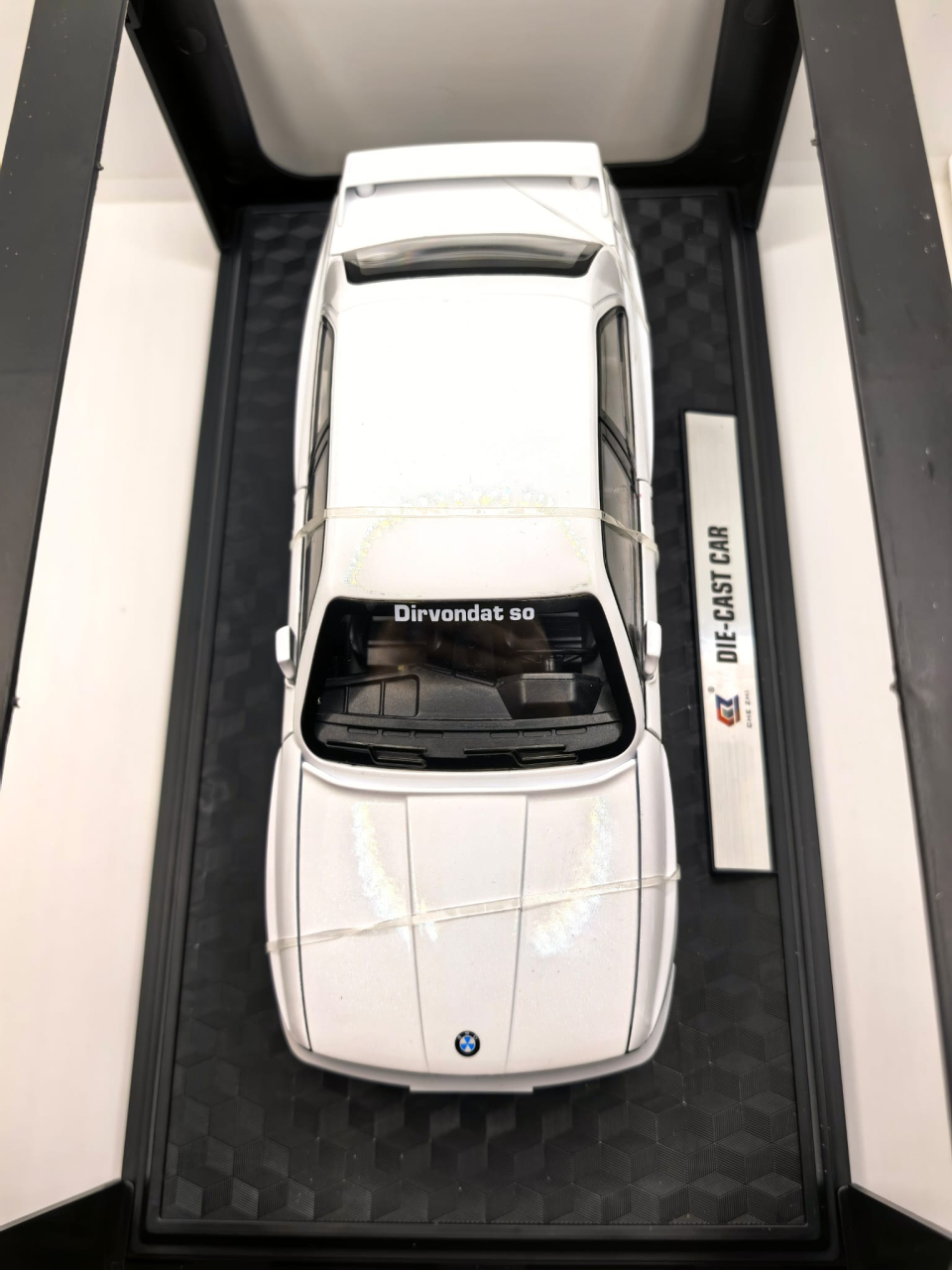 Machetă metalică de colecție BMW M3 1988 de la Che Zhi, culoare neagră, la scara 1:24, expusă într-o cutie tip vitrină cu postament. [5]