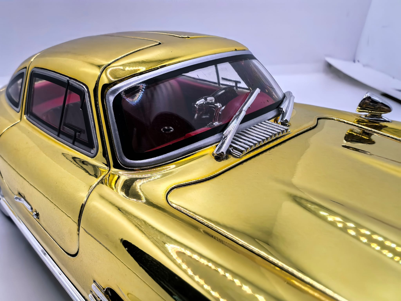 Machetă auto metalică de colecție Mercedes-Benz 300 SL cu uși tip Gullwing, culoare auriu cromat [8]