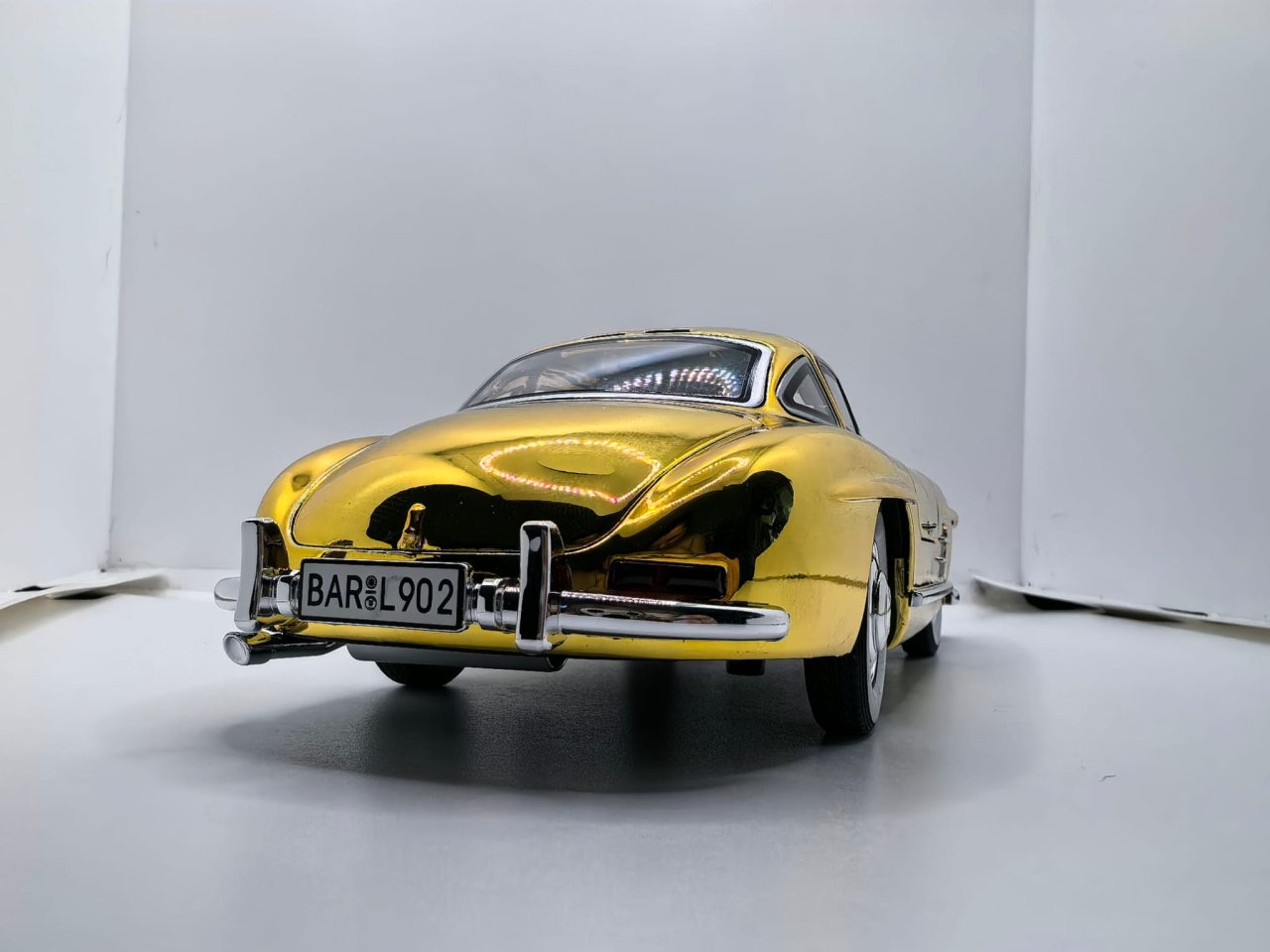 Machetă auto metalică de colecție Mercedes-Benz 300 SL cu uși tip Gullwing, culoare auriu cromat [7]