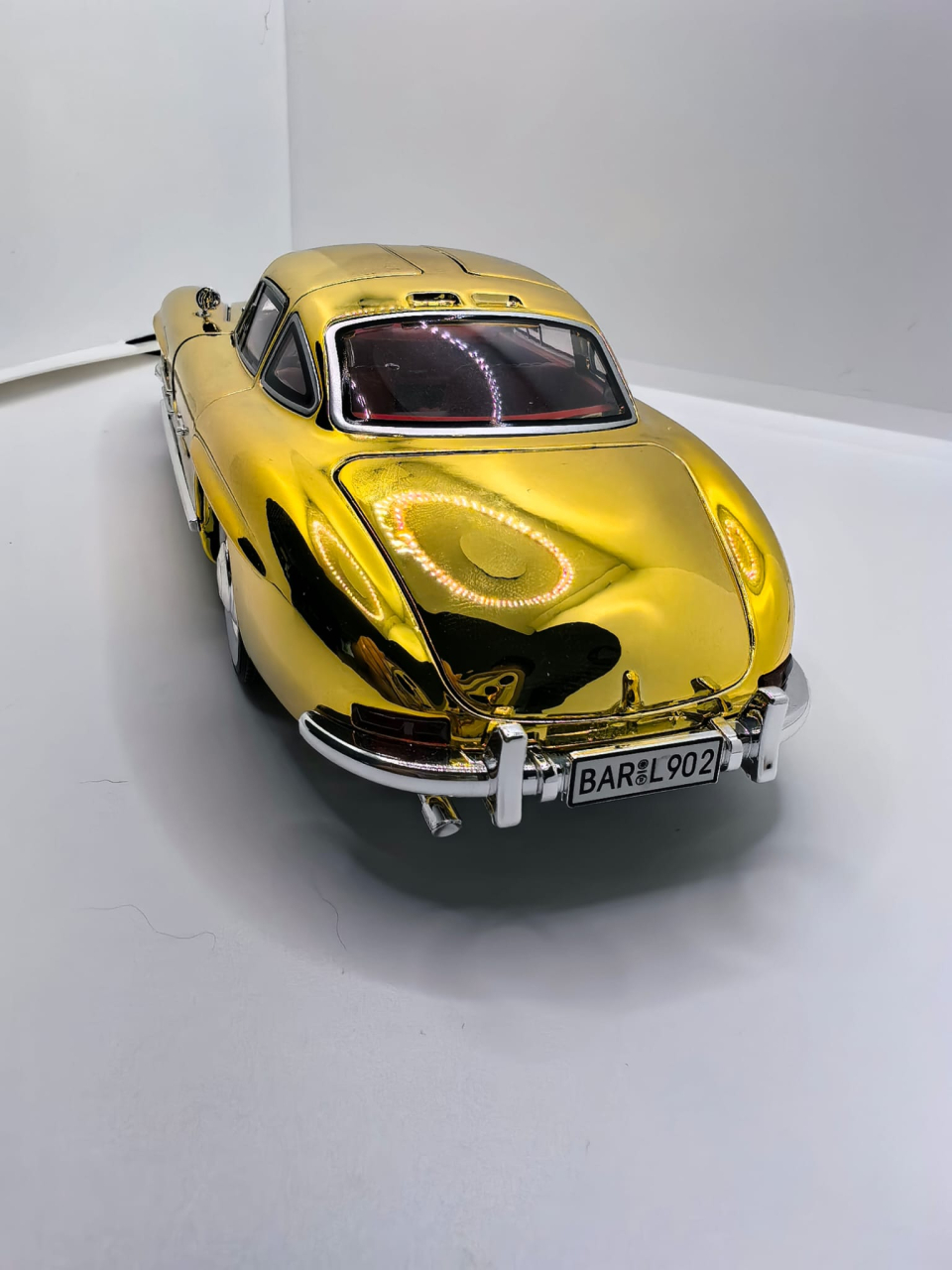 Machetă auto metalică de colecție Mercedes-Benz 300 SL cu uși tip Gullwing, culoare auriu cromat [5]