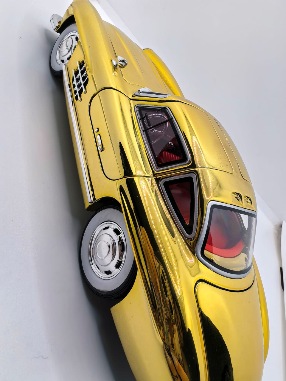 Machetă auto metalică de colecție Mercedes-Benz 300 SL cu uși tip Gullwing, culoare auriu cromat [4]