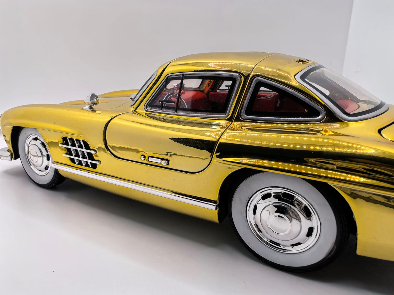 Machetă auto metalică de colecție Mercedes-Benz 300 SL cu uși tip Gullwing, culoare auriu cromat [6]