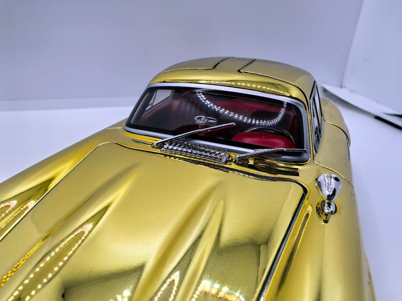 Machetă auto metalică de colecție Mercedes-Benz 300 SL cu uși tip Gullwing, culoare auriu cromat [3]