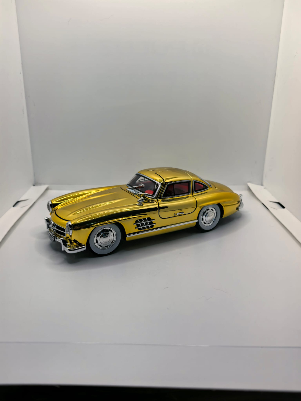 Machetă auto metalică de colecție Mercedes-Benz 300 SL cu uși tip Gullwing, culoare auriu cromat [2]