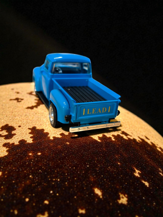 Mașină metalică Classic Pickup Truck roșie scară 1:32 cu uși deschise și sistem pull-back. [3]