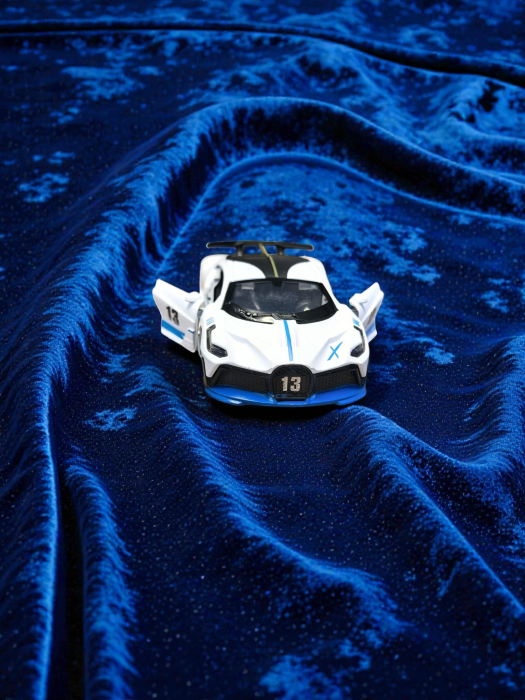 Mașină metalică de colecție albă scară 1:32 cu sunete și lumini LED. [3]