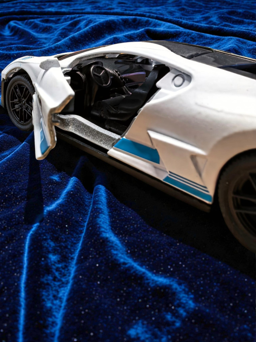 Mașină metalică de colecție albă scară 1:32 cu sunete și lumini LED. [4]