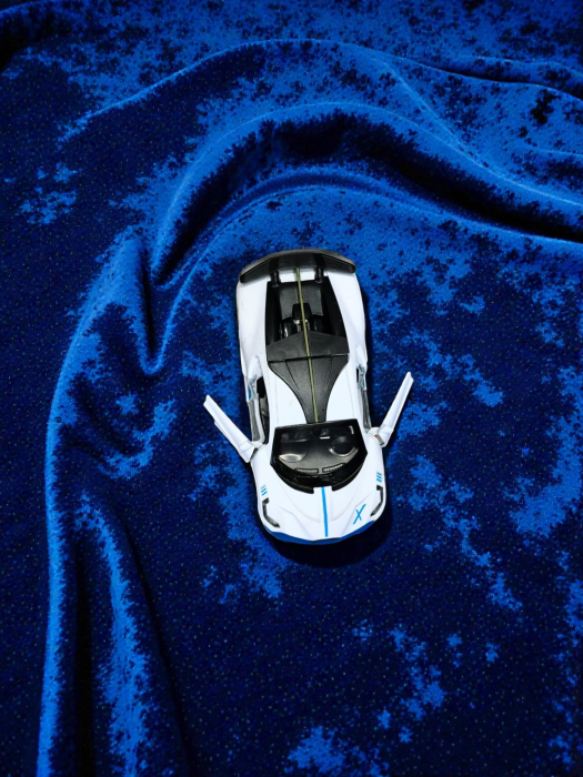 Mașină metalică de colecție albă scară 1:32 cu sunete și lumini LED. [2]