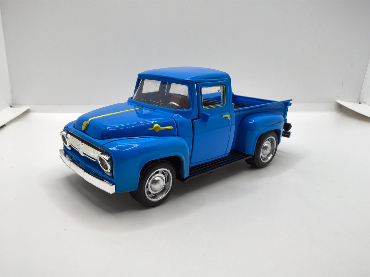 Mașină metalică Classic Pickup Truck roșie scară 1:32 cu uși deschise și sistem pull-back. [5]