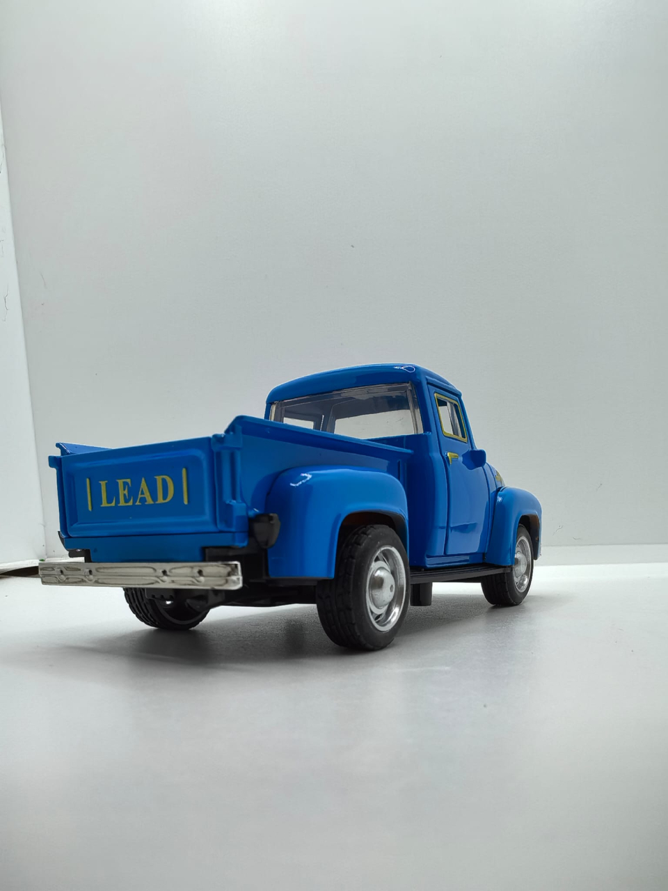 Mașină metalică Classic Pickup Truck roșie scară 1:32 cu uși deschise și sistem pull-back. [9]