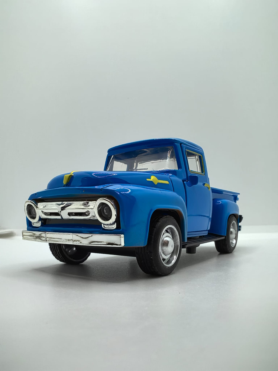 Mașină metalică Classic Pickup Truck roșie scară 1:32 cu uși deschise și sistem pull-back. [7]