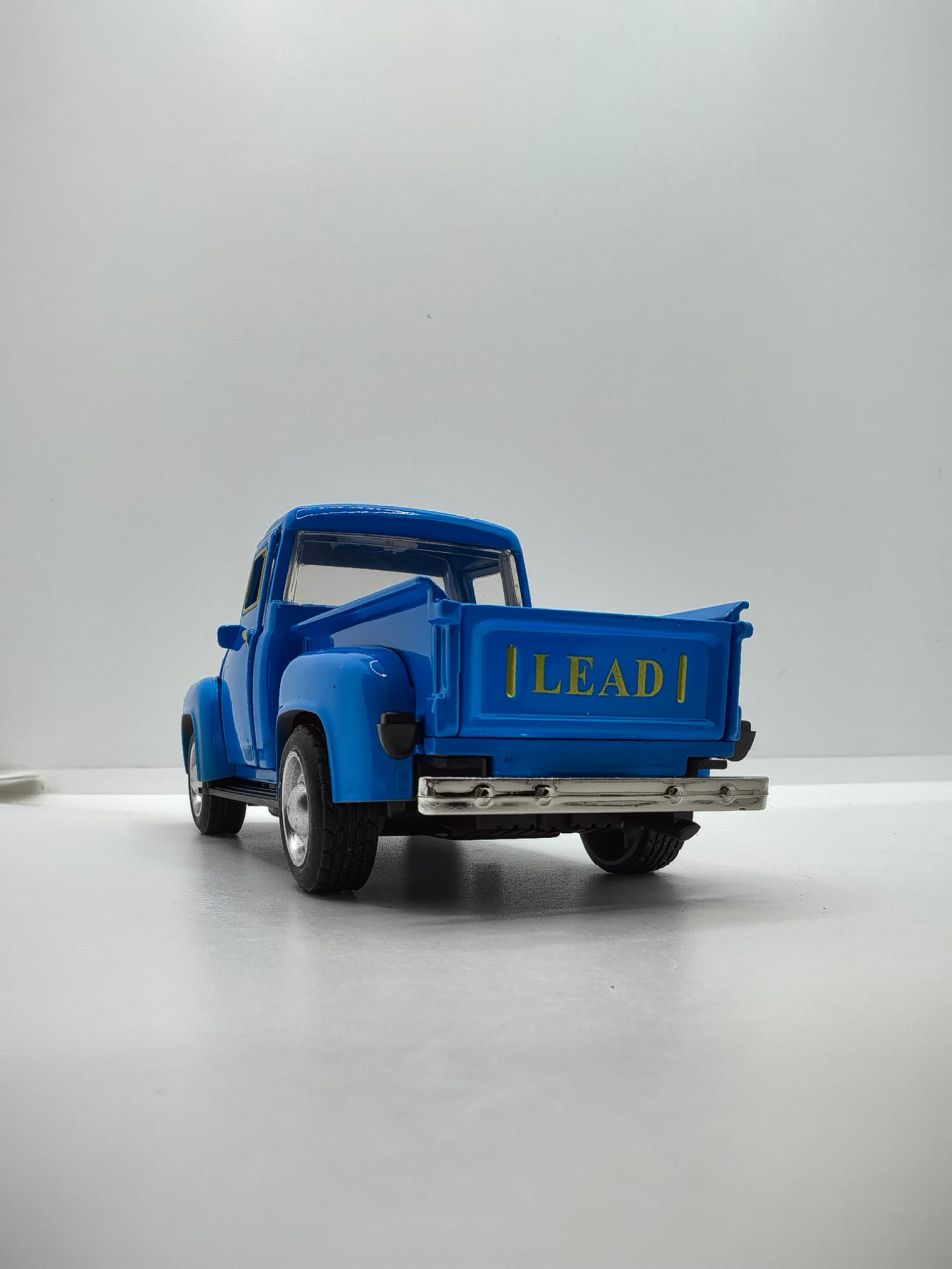 Mașină metalică Classic Pickup Truck roșie scară 1:32 cu uși deschise și sistem pull-back. [8]