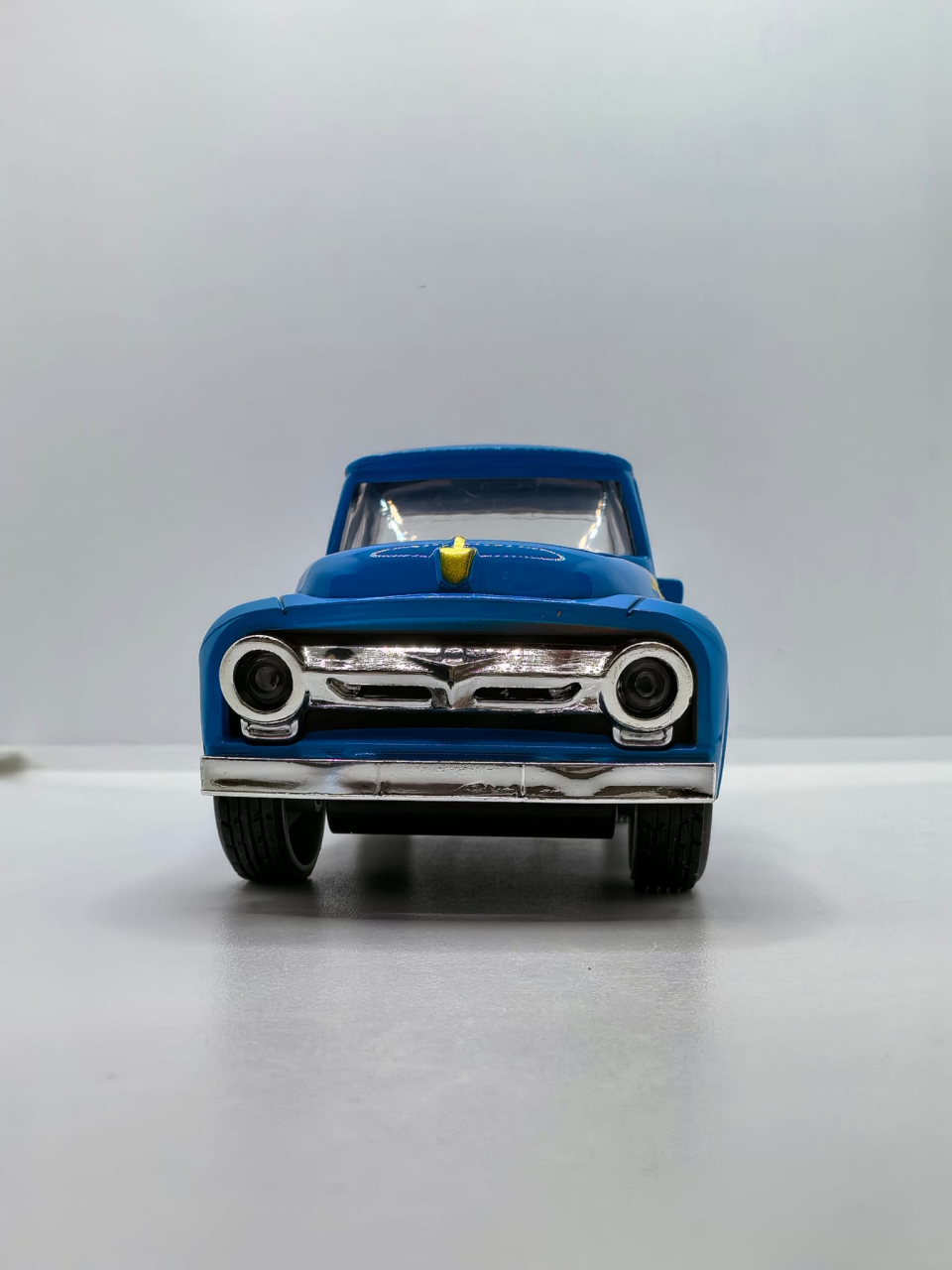 Mașină metalică Classic Pickup Truck roșie scară 1:32 cu uși deschise și sistem pull-back. [6]
