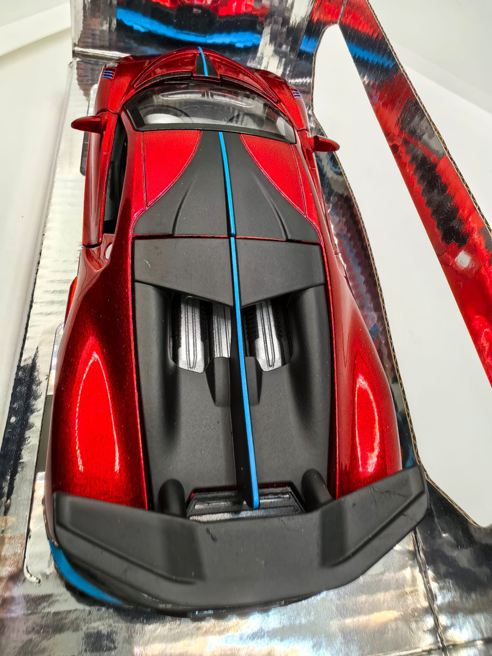 Machetă auto metalică de colecție Bugatti Divo roșu metalizat cu accente albastre, în cutie de prezentare. [5]