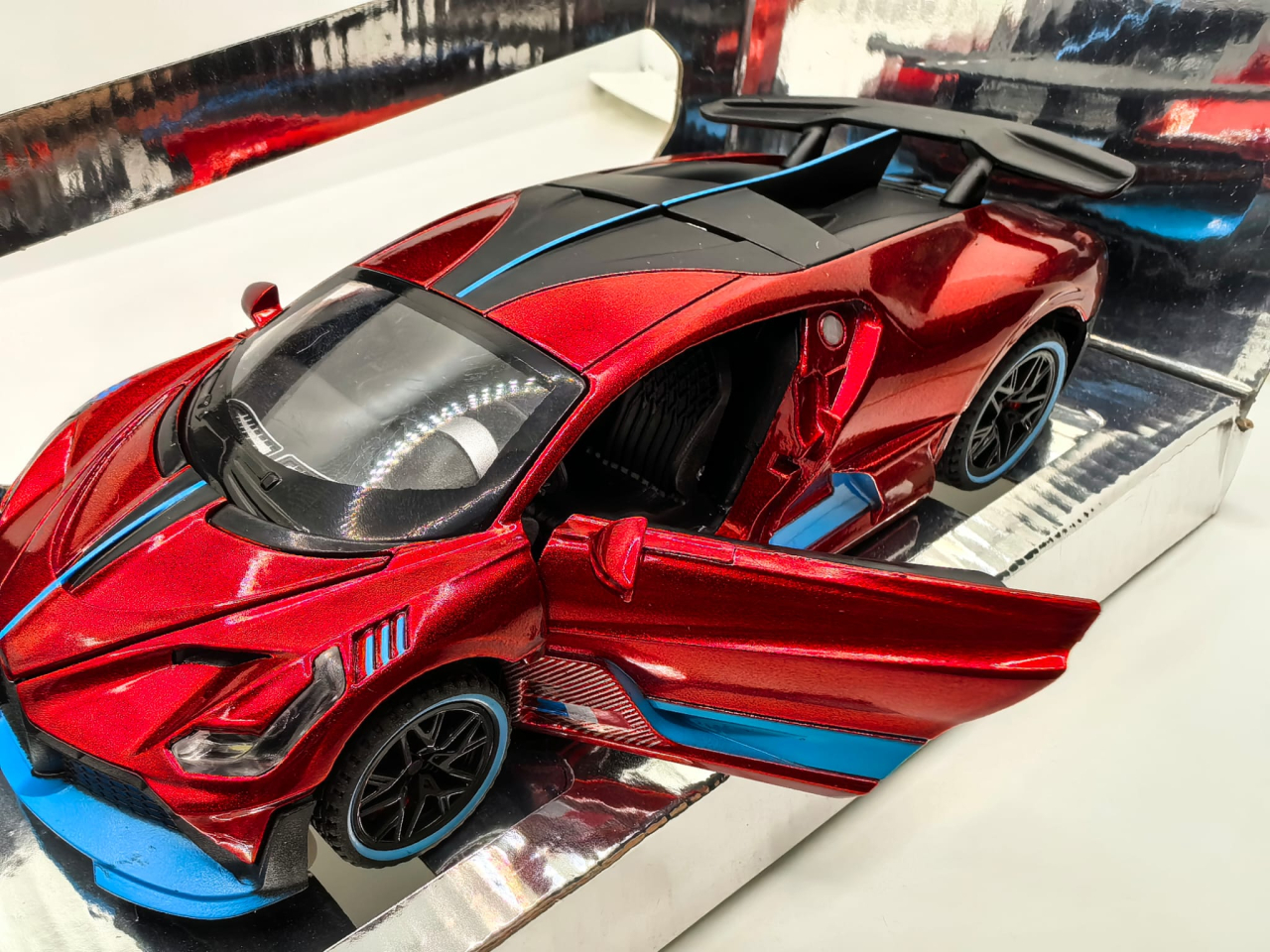 Machetă auto metalică de colecție Bugatti Divo roșu metalizat cu accente albastre, în cutie de prezentare. [6]