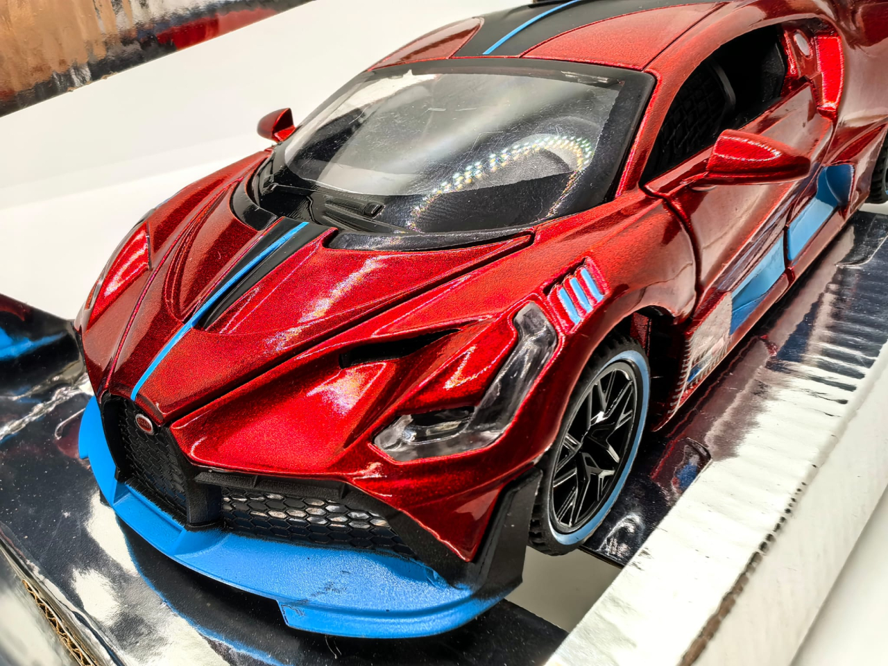 Machetă auto metalică de colecție Bugatti Divo roșu metalizat cu accente albastre, în cutie de prezentare. [2]