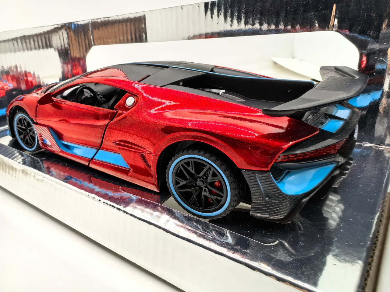 Machetă auto metalică de colecție Bugatti Divo roșu metalizat cu accente albastre, în cutie de prezentare. [4]