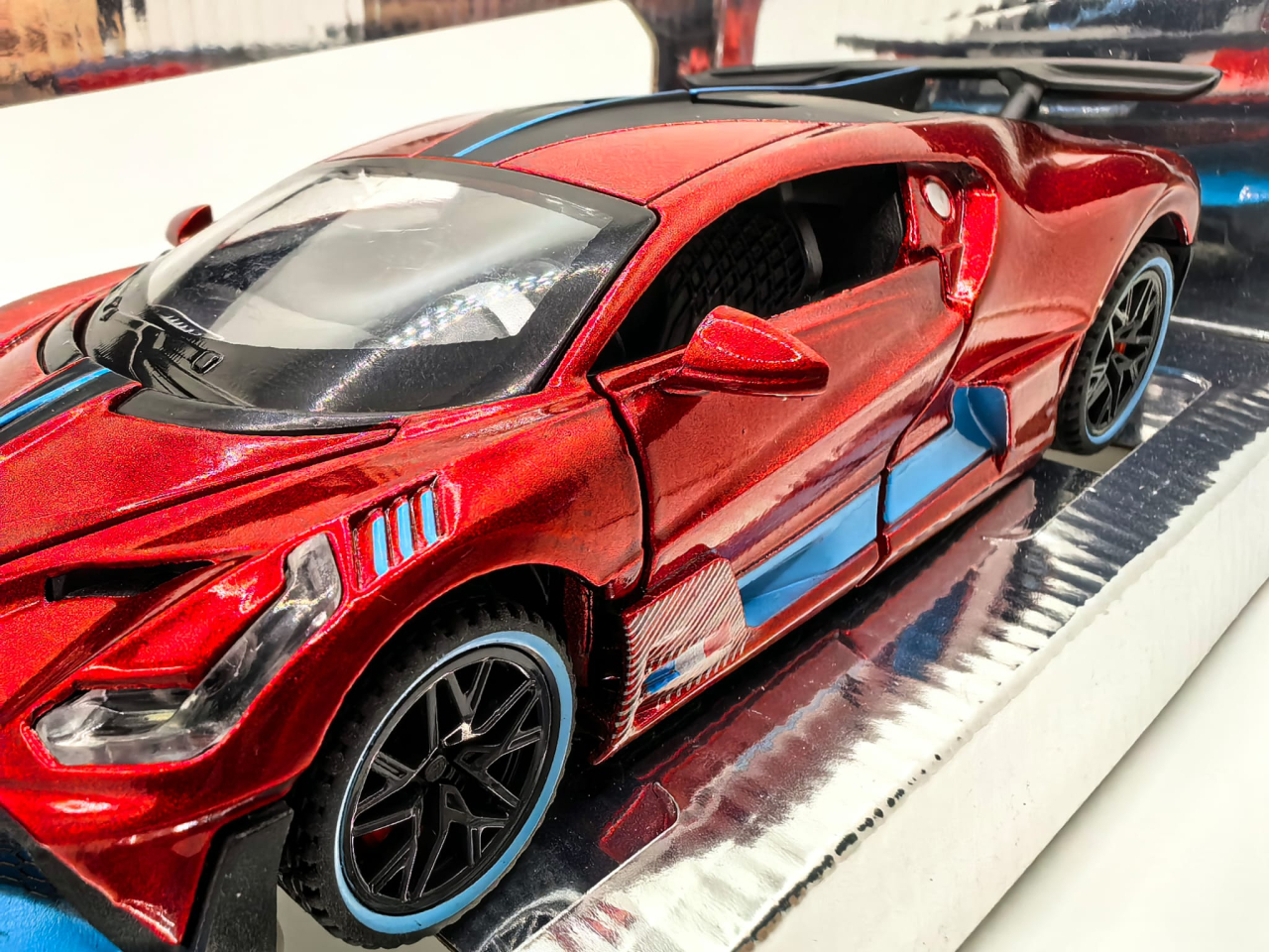 Machetă auto metalică de colecție Bugatti Divo roșu metalizat cu accente albastre, în cutie de prezentare. [3]