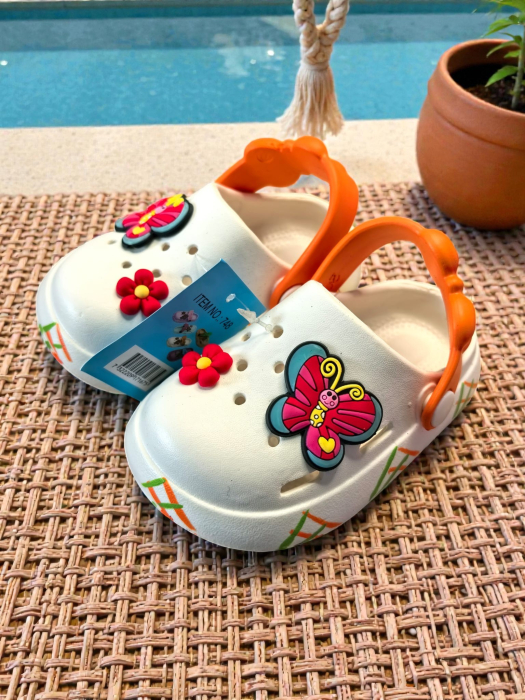 Papuci de exterior pentru copii tip crocs albi cu model fluturasi si bareta portocalie. [2]