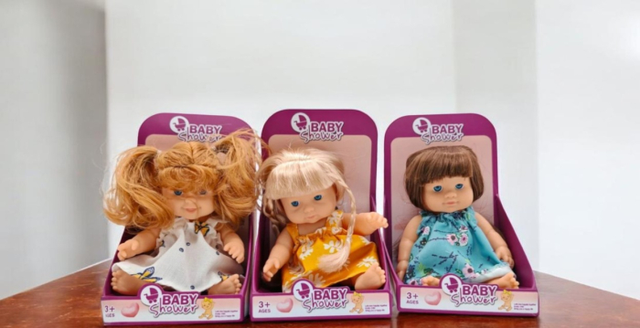 Papusa Baby Shower de 30 cm cu rochita florala si par blond impletit. [4]