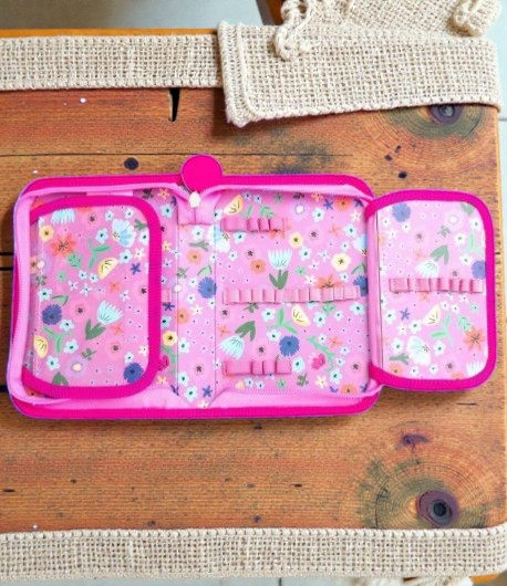 Penar școlar original Disney cu Minnie Mouse și Daisy Duck, un fermoar și două clapete interioare. [2]