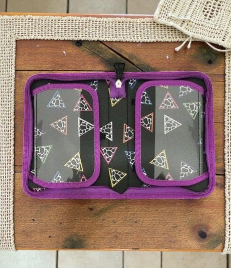 Penar școlar original Tinerii Titani (Teen Titans Go!) cu un fermoar și două clapete interioare pentru organizare. [2]