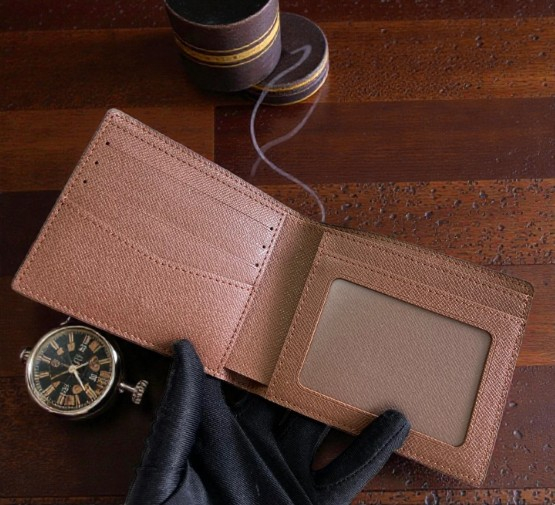 Portofel minimalist maro din piele ecologică cu compartimente pentru carduri și bancnote. [3]