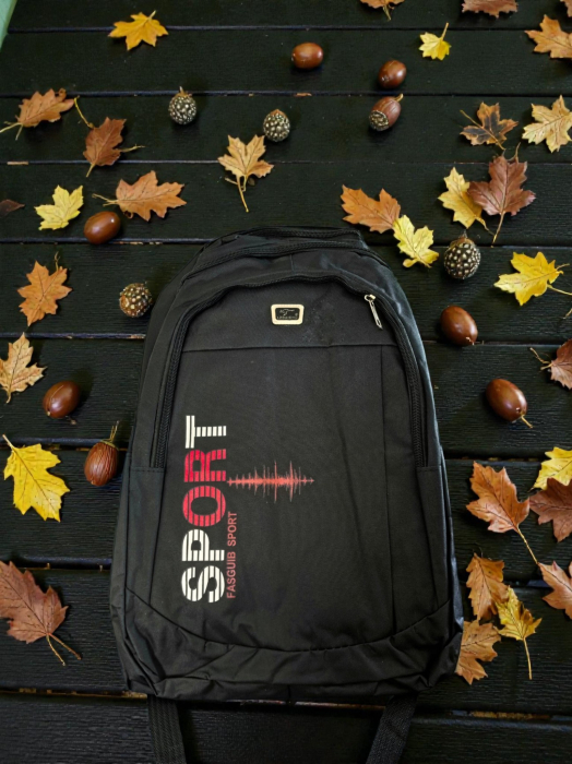 Rucsac sport modern negru din poliester cu inscripția Sport și bretele reglabile. [3]