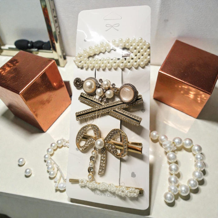 Cartonaș cu 5 clame de păr elegante decorate cu perle albe și strasuri strălucitoare pe suport metalic auriu. [2]