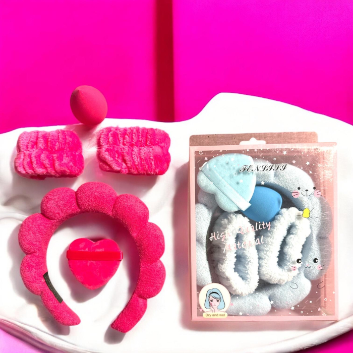 Set de 5 accesorii beauty conținând bentiță de catifea roz, manșete pentru încheieturi, burete machiaj și puf de pudră. [3]