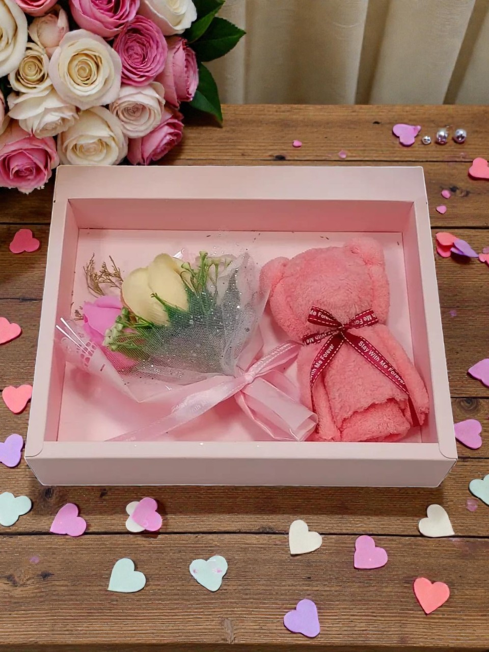 Set aranjament cadou cu buchet de flori din săpun și ursuleț decorativ realizat dintr-un prosop moale. [2]