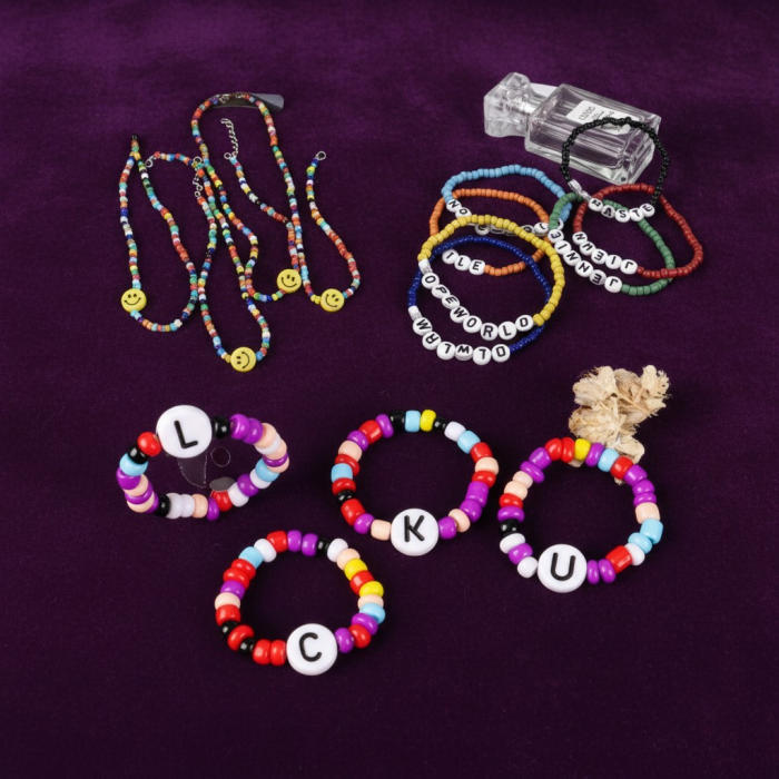 Casetă organizatoare cu set complet de mărgele colorate, litere, cifre și accesorii pentru bijuterii handmade. [2]